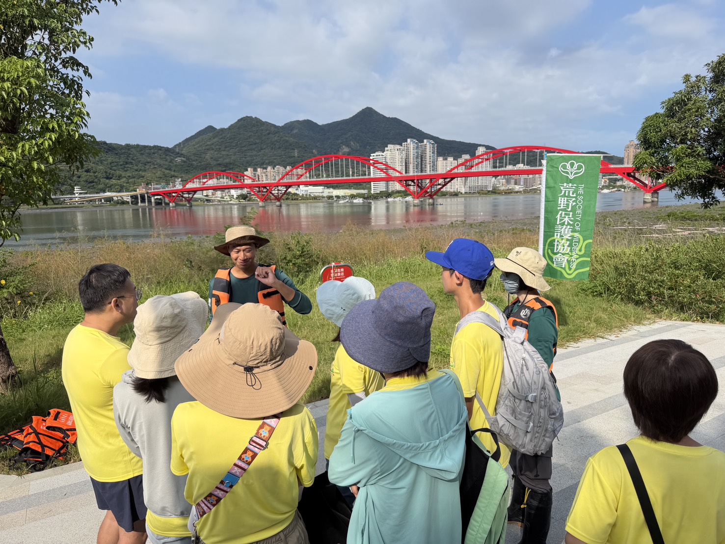 荒野與新北高灘處攜手合作,首創水筆仔清疏地景藝術環境教育