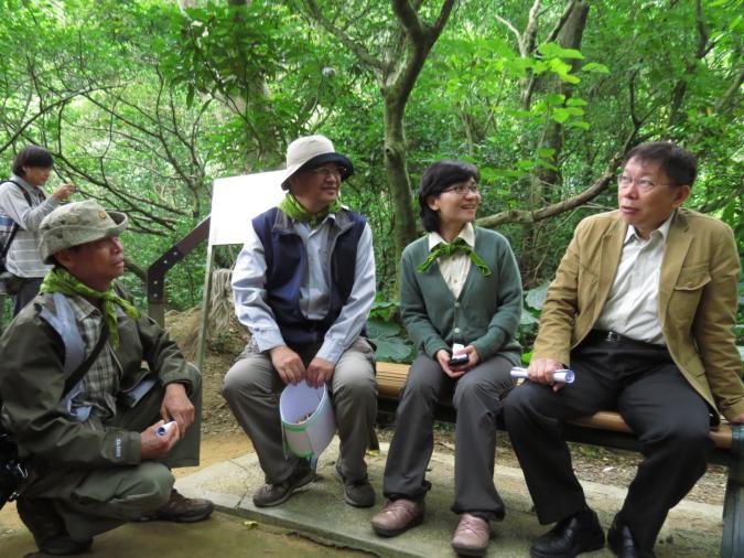 柯P專心聆聽資深夥伴林智謀(左)介紹公園生態後好奇發問